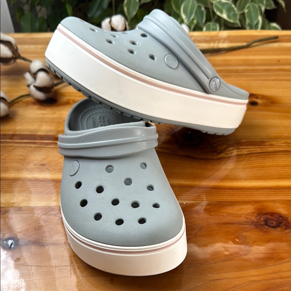 CROCS Blue Sandals with Ventilation Holes and Heel Strap - Picture 3 of 5